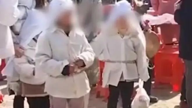 双离世：哥嫂接手拒领养咬牙带10娃！龙8国际唯一江西夫妻狂生8个孩子后双(图2)