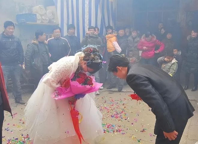 双离世：哥嫂接手拒领养咬牙带10娃！龙8国际唯一江西夫妻狂生8个孩子后双(图5)